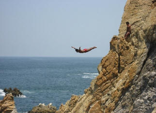 alcapulco cliff divers photo by wiki user